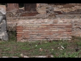 02985 ostia - regio ii - insula ix - tempietto repubblicano (ii,ix,4) - decumanus maximus ecke via dei molini - detail im norden - 09-2022.jpg